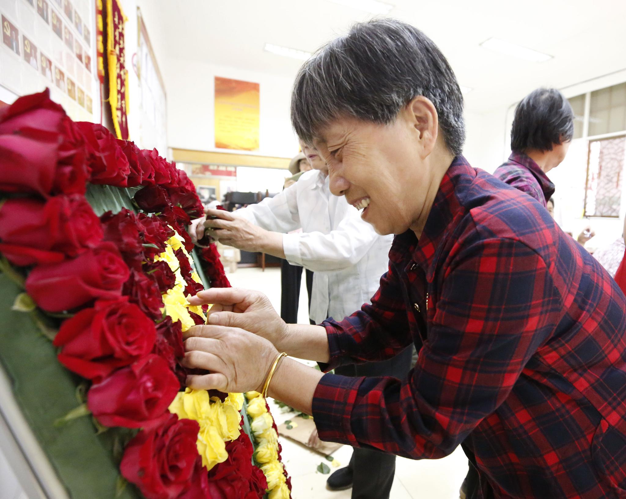 杭州萧山:母亲创意插花 献礼建党百年