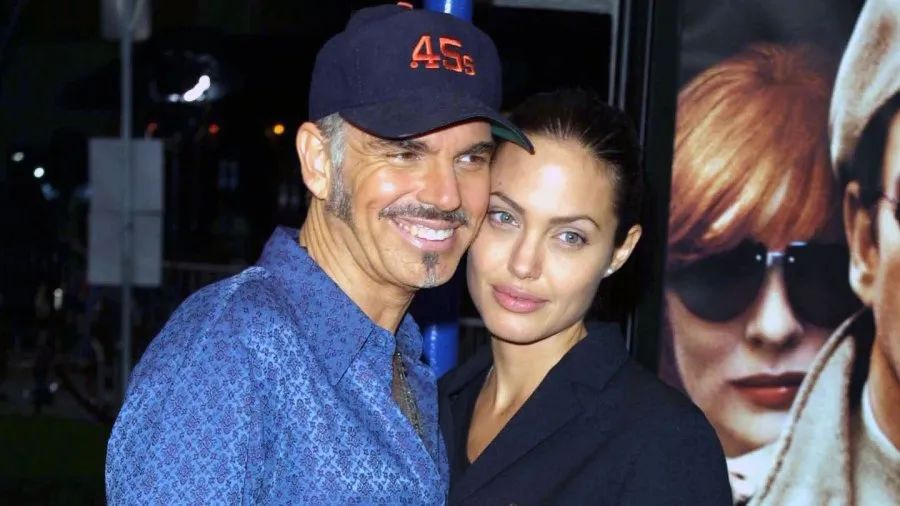 朱莉早在跟第二任丈夫billy rob离婚时,就找过laura做自己的代理律师.