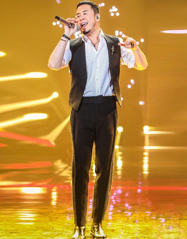 杨坤现身商演捞金穿皮衣紧身裤似精神小伙却被误认为是刘德华