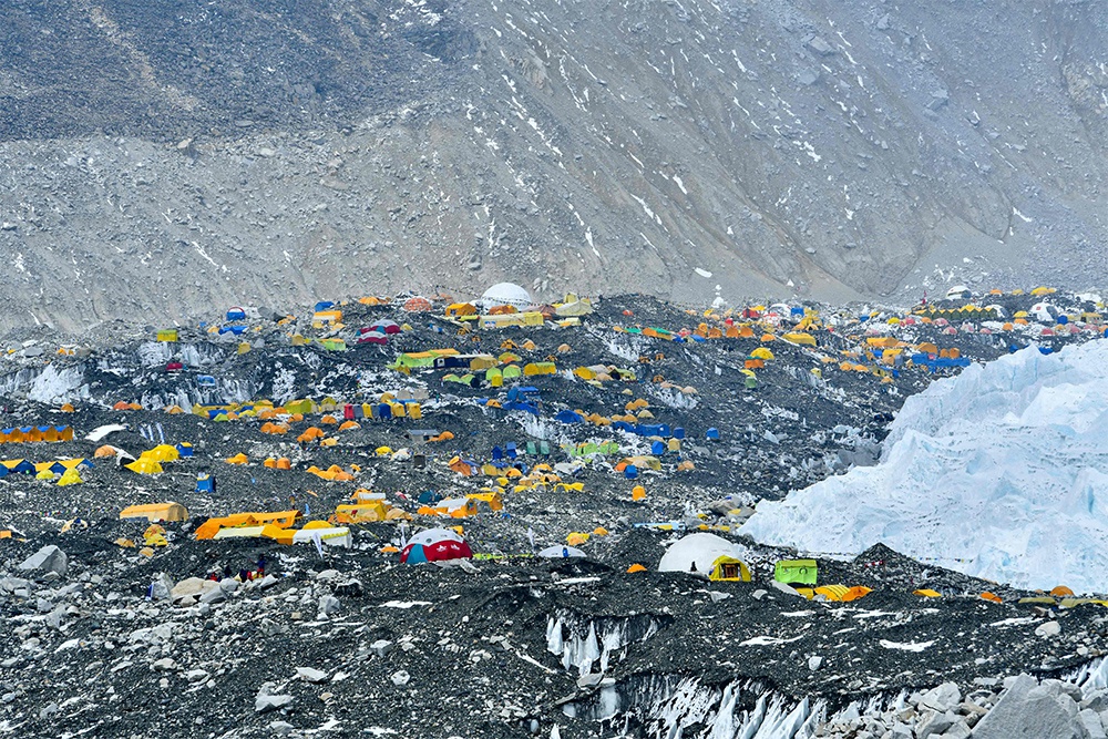 当地时间2021年4月30日，尼泊尔索卢昆布，珠穆朗玛峰大本营。人民视觉图
