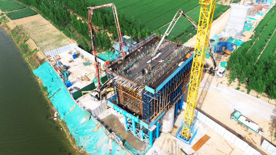 支撑万吨大桥郑济高铁完成120米连续梁0号块混凝土浇筑
