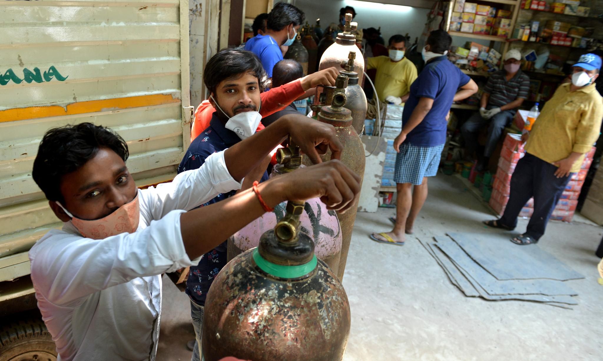 当地时间5月5日，人们在印度新德里等待填充氧气瓶。新华社 发