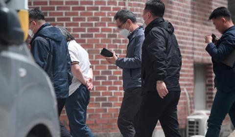 素媛案罪犯首次被拍到走出家门：穿拖鞋背手踱步 3名警察陪同休闲区蓝鸢梦想 - Www.slyday.coM