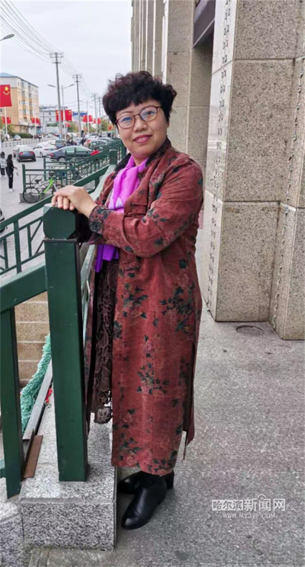 女子逛早市突然倒地 急诊医生雨中跪地救人|刘桂芬|早市|女子_新浪