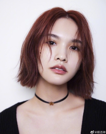 近日,杨丞琳微博分享新发色照,照片中她头顶橘红色短发随性洒脱,怼脸
