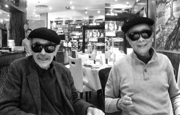 柯文在香港一家餐馆，与多年老友、哈佛教授、现居香港的李欧梵。