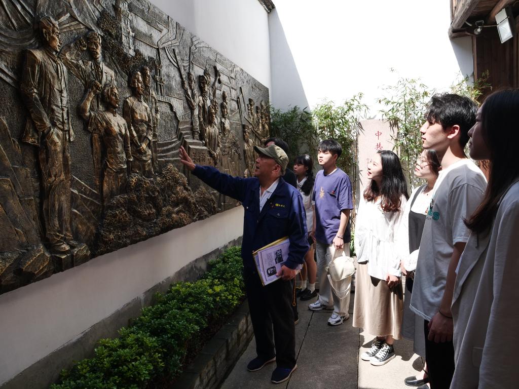 图为翁良毓的侄子翁纪湘为同学们讲解历史。新华社记者 郭圻摄