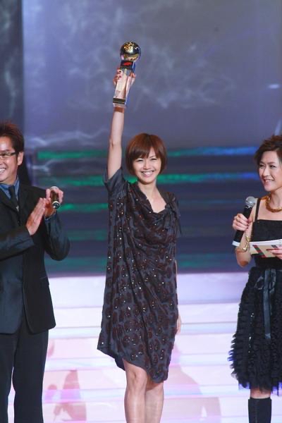 孙燕姿结婚10周年晒与老公合影超甜蜜儿子女儿齐出镜太幸福