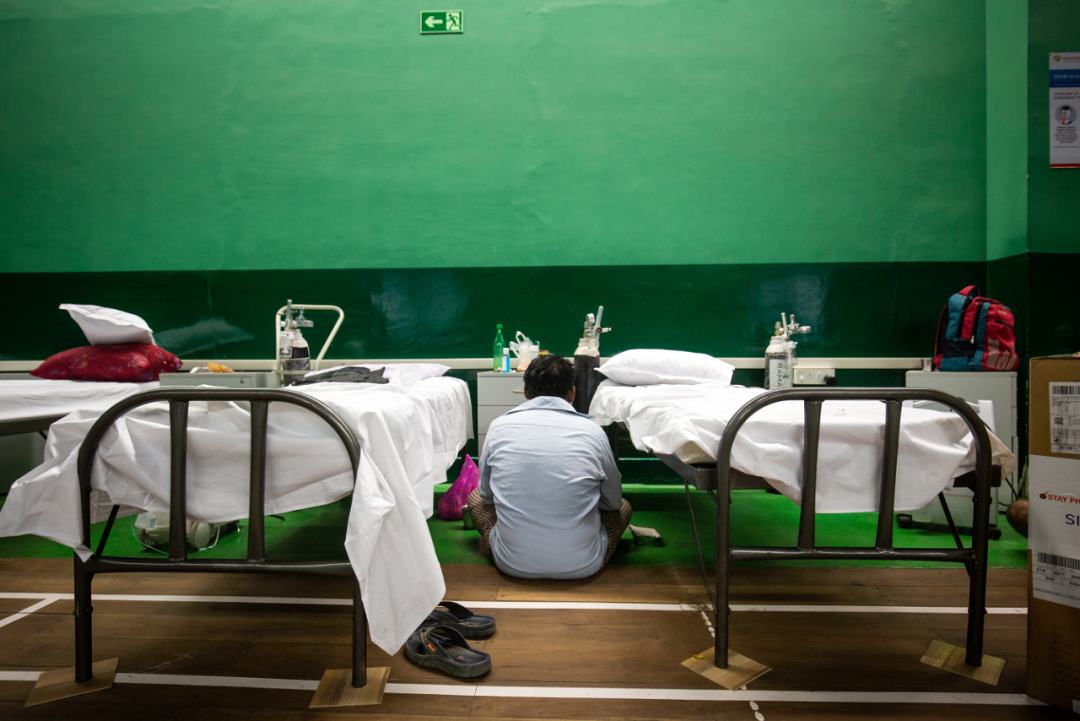 △6日，印度班加罗尔，新冠肺炎患者在医院的重症监护室内接受治疗。