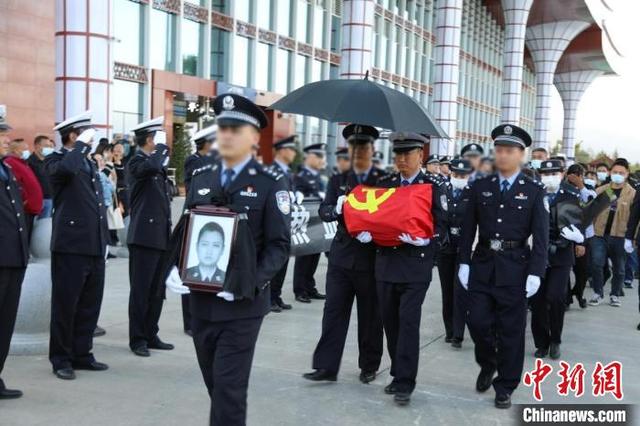 牺牲民警的"马赛克"战友:子权妈妈,我们都是您的儿子