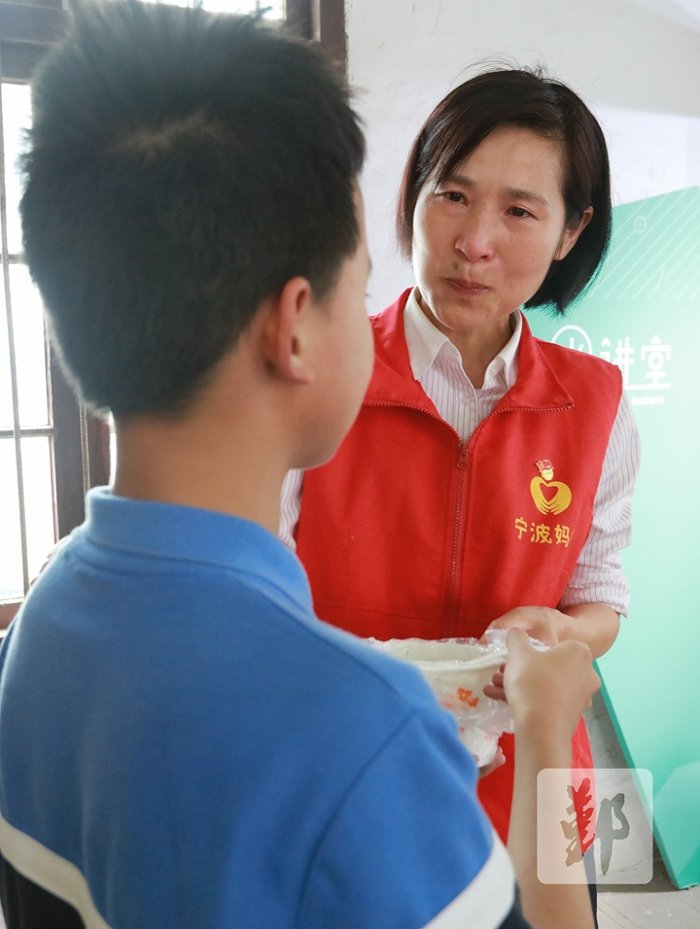 图为小佳奥为张亚芬送上馄饨。