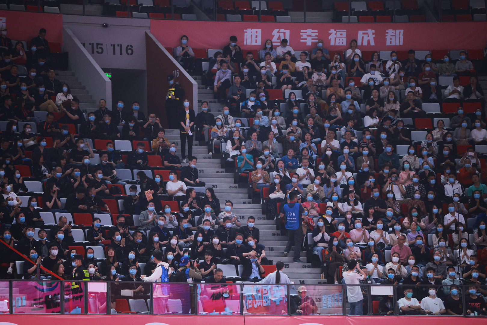 全国体操锦标赛收官成都东安湖体育公园首秀现场观众稳稳的幸福