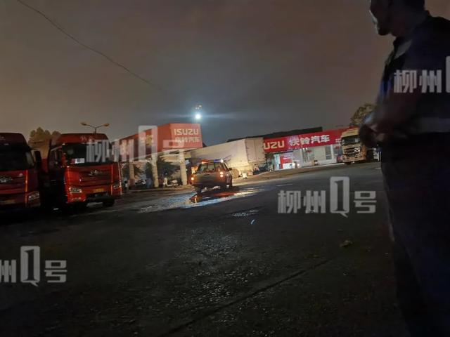 痛心！柳州3岁男孩被货车撞倒，再也见不到母亲，今天恰好是他生日...休闲区蓝鸢梦想 - Www.slyday.coM