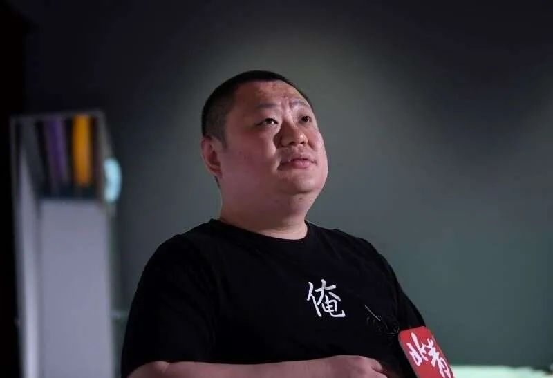 (金广发接受北京青年报采访  图源:北京青年报)"他