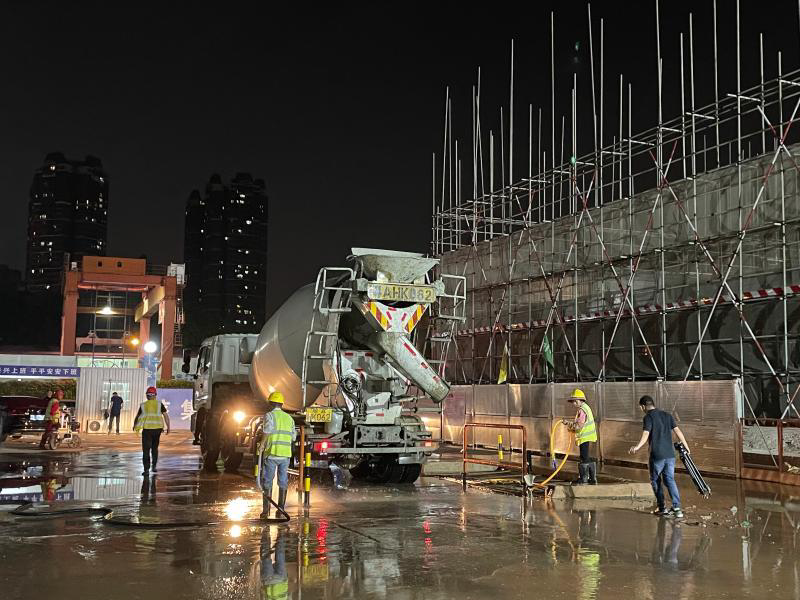 全市城管统一行动整治工地夜间无证超时施工