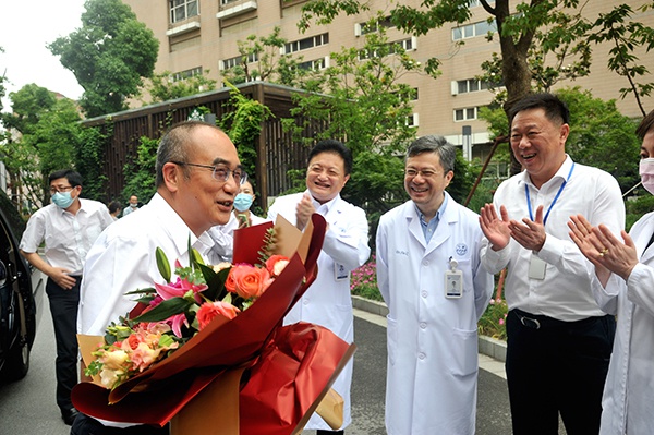 张定宇到访上海仁济医院：来看老朋友，我们一起拼过命|上海市|新冠肺炎_新浪科技_新浪网
