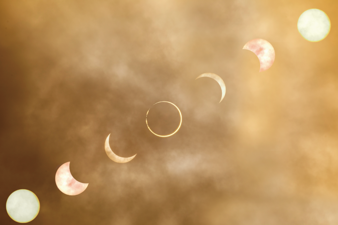 天文爱好者薛飞2020年6月21日在西藏阿里拍摄的日环食照片(多张叠加)