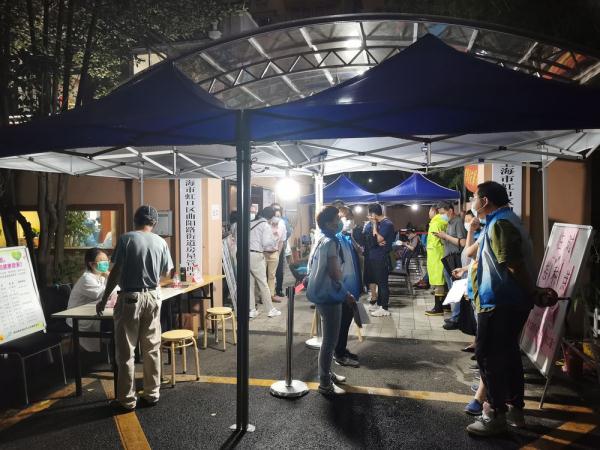 虹口区曲阳路街道社区临时接种点(新华社记者龚雯摄)