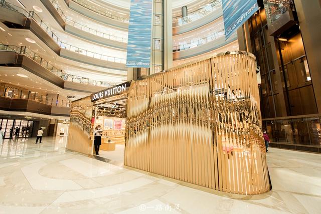 上海另类商场,造型像颗大圆球,本地人喜欢去逛,外地游客罕见