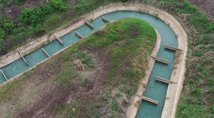 长洲水利枢纽的鱼道(无人机照片).新华社记者 麦凌寒 摄