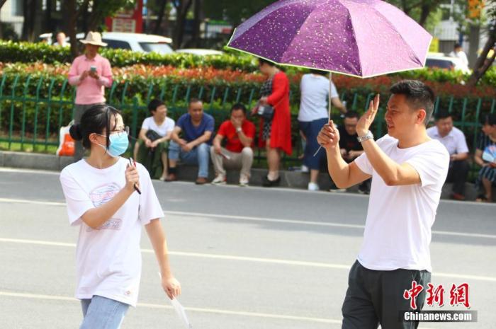 6月8日上午，家长将考生送抵江西省南昌市第十九中学考点后挥手暂别。 中新社记者 刘占昆 摄