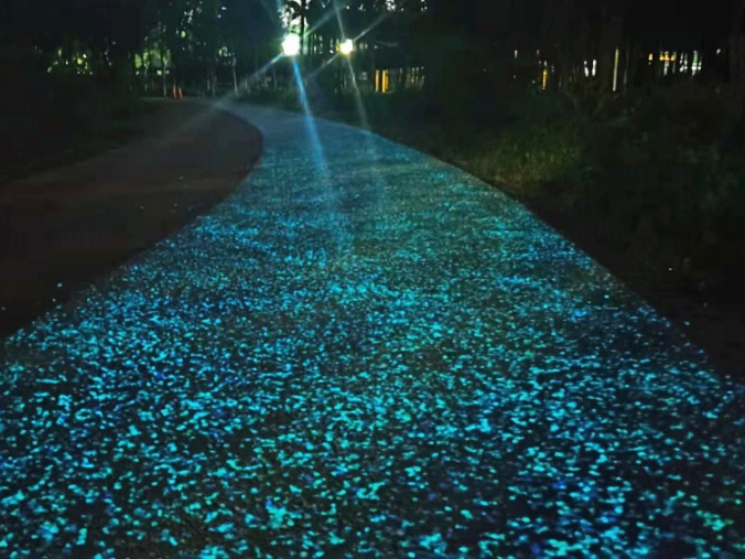 北京良乡大学城里有条荧光跑道,夜跑犹如漫游"星河"