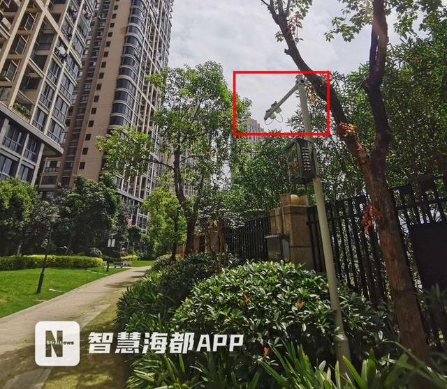 又是高空抛物！夫妻吵架动粗，竟将桌椅从3楼扔下，警方已介入休闲区蓝鸢梦想 - Www.slyday.coM