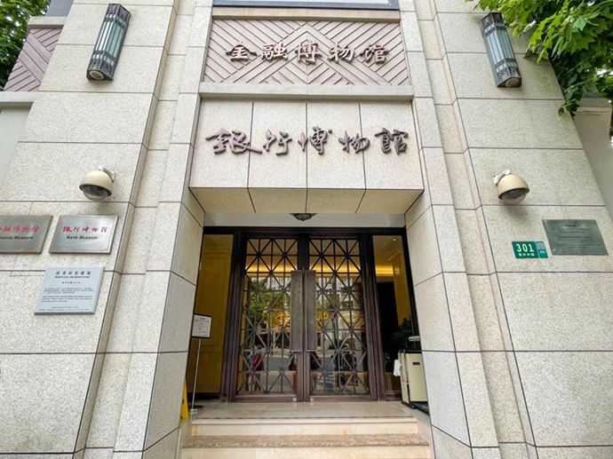 《战·无硝烟》的发布会选择在了上海市银行博物馆举行,馆长黄沂海对