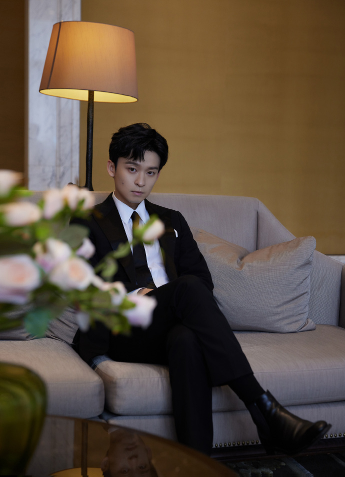 首位入围白玉兰90后男演员 董子健红毯造型曝光 白衬衣配黑西装矜贵