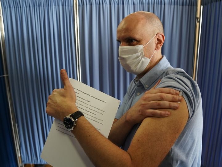 疫苗接种完成后，外籍人士向中国医务人员竖起大拇指（新华社记者袁全摄）