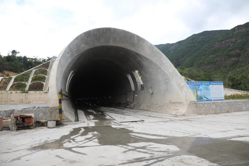 提前21天!广汕铁路尖山髻隧道贯通,全线预计2023年通车
