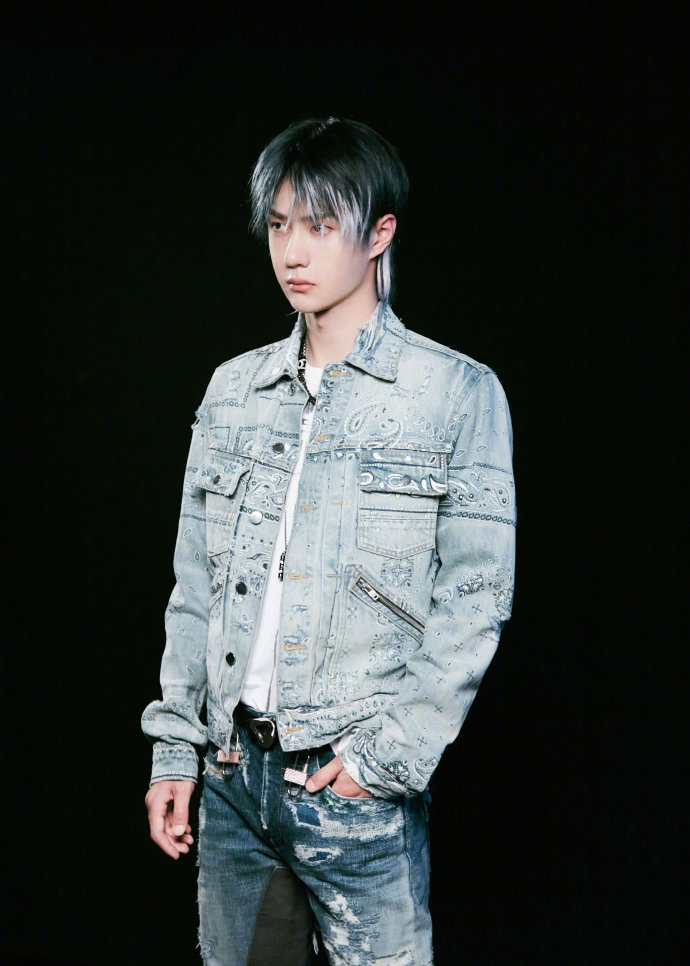 王一博身着牛仔上衣02炫酷十足