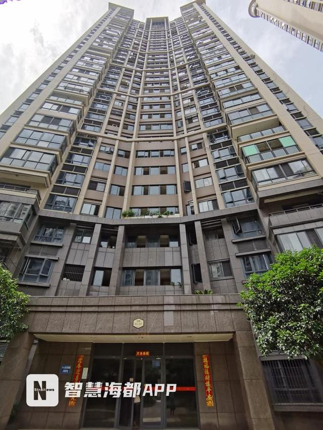 又是高空抛物！夫妻吵架动粗，竟将桌椅从3楼扔下，警方已介入休闲区蓝鸢梦想 - Www.slyday.coM