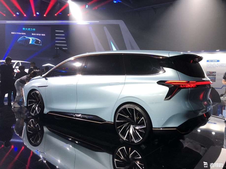 东风风行全新mpv概念车亮相 全系换装"劲狮"logo