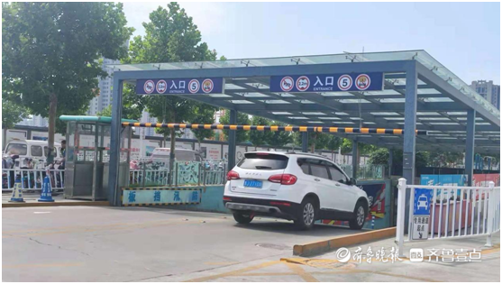 危险哐当一声响泰安一处限高杆被撞连根拔起