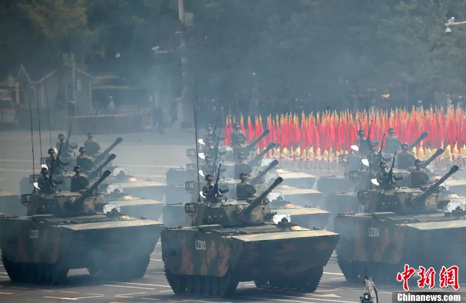 图:图为庆祝中华人民共和国成立70周年大会上受阅的两栖突击车方队