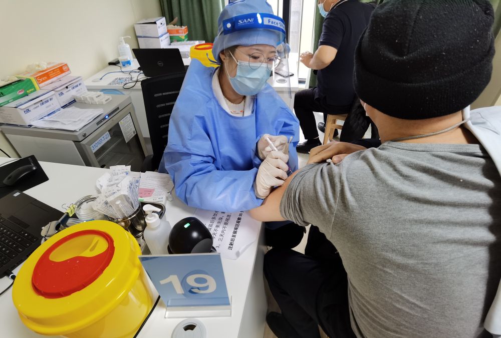 上海交通行业的从业人员正在接种新冠疫苗。（受访单位供图）