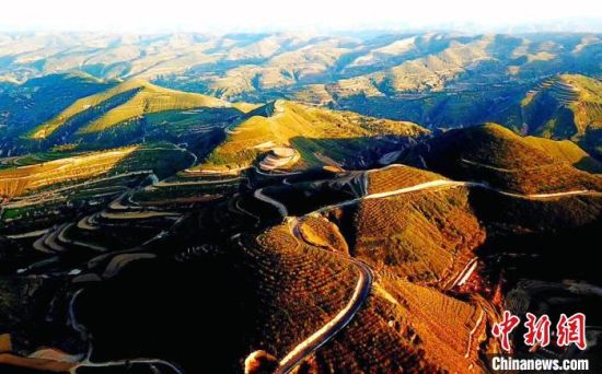 图为庆阳环县大山航拍图.(资料图) 张永鑫 摄