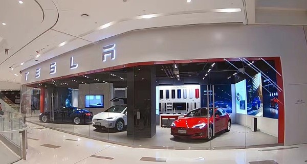 特斯拉明修栈道某品牌暗度陈仓 调价两极端谁更厚道?