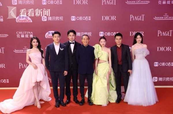 时隔11年再度合作！张艺谋和周冬雨同框走红毯休闲区蓝鸢梦想 - Www.slyday.coM