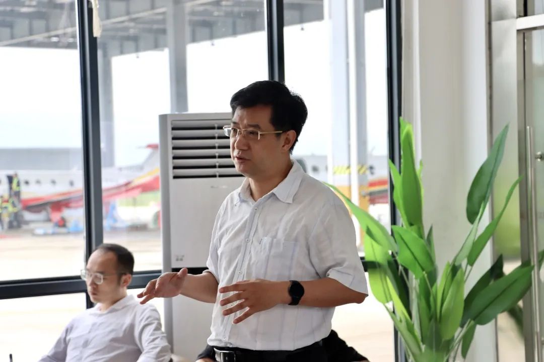 未来规划以及航线网络总体布局;江西快线董事长王正文与在座旅行社