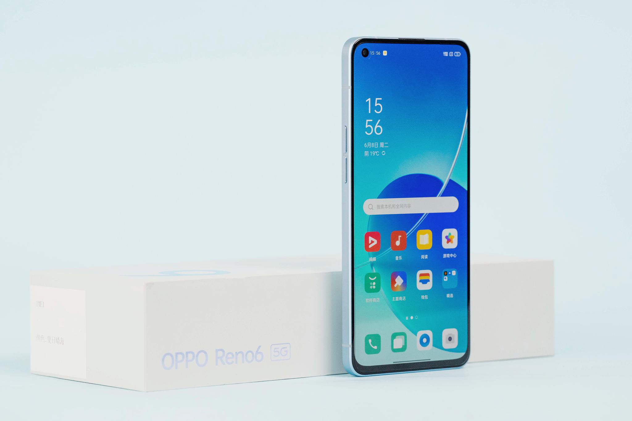oppo reno6 pro采用了相似的设计语言,但在线条处理等细节上,两台手机