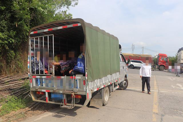 危险!韶关翁源一货车车厢违法载人,核载5人实载26人