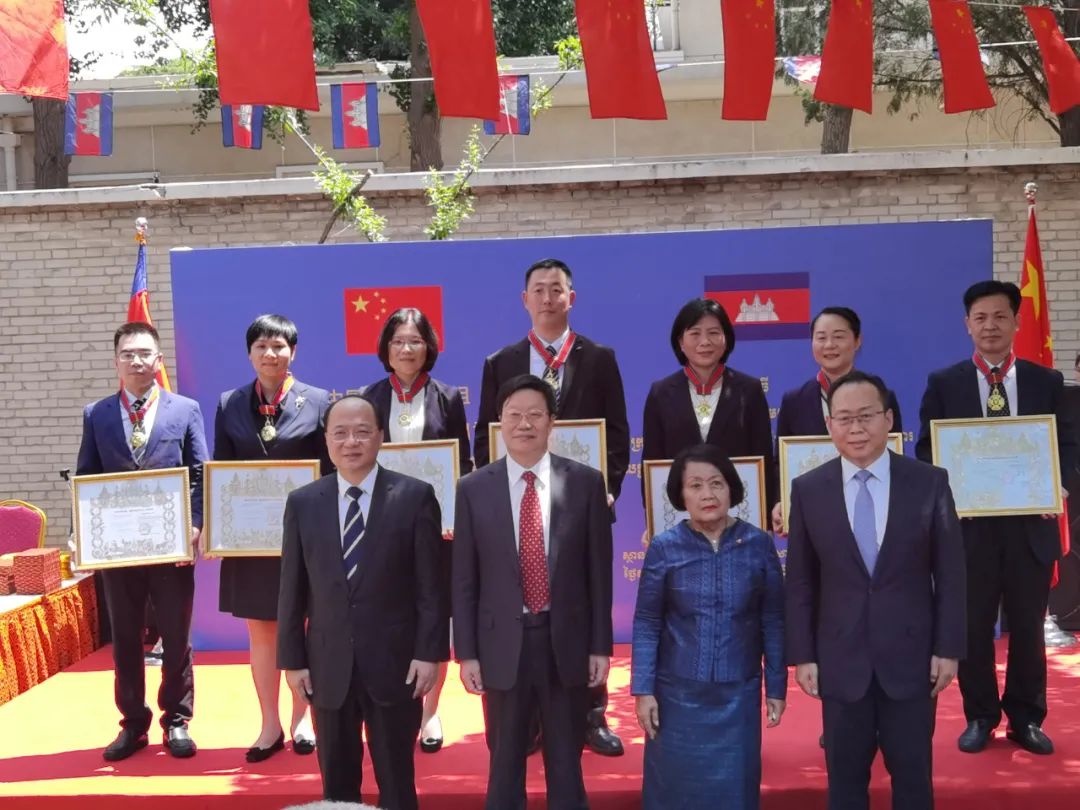 今天,七位来自广西的中国医疗专家获授予援助柬埔寨抗