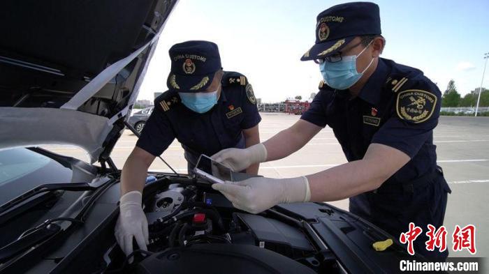 大庆海关关员对大庆沃尔沃汽车制造有限公司出口整车实施查验。哈尔滨海关供图