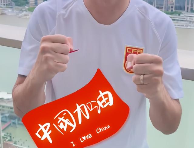 不能归化他太可惜:奥斯卡今晚身穿国足球衣为中国队加油