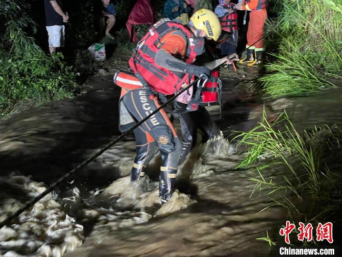 图为元江消防营救被困人员。　元江消防提供