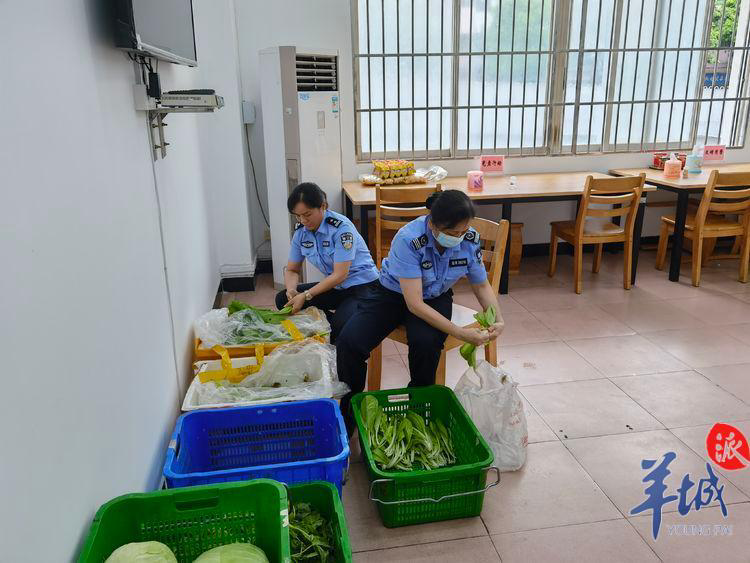 茶滘理发店开张啦！荔湾战疫民警变身理发师为战友剪“烦恼丝”休闲区蓝鸢梦想 - Www.slyday.coM