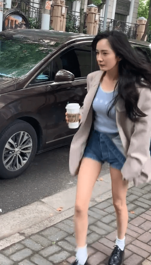 杨幂穿超短裤手拿奶茶前凸后翘双腿细长