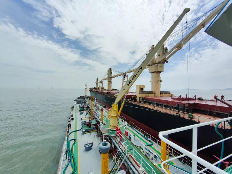 中国石化首个"海上移动加油站"正式启航